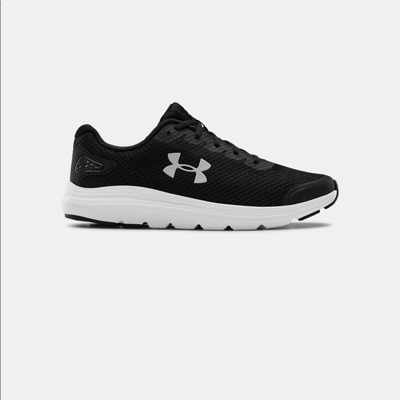 Black and white under Armour 💯